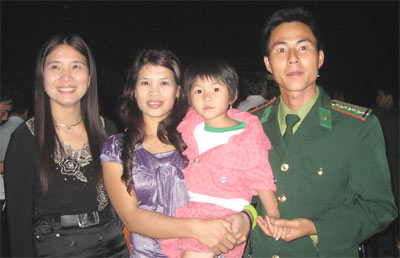 Vợ giáo viên + chồng bộ đội