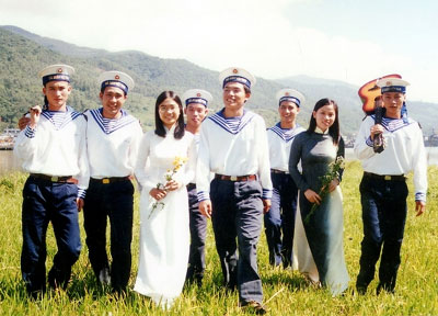 “Vốc mưa trời uống cạn lời hẹn ước...”