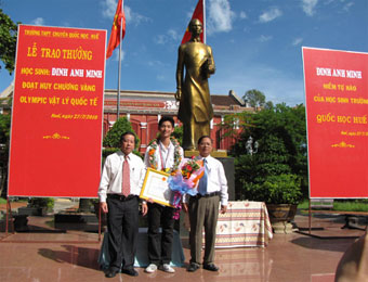Long trọng đón em Đinh Anh Minh - Huy chương vàng Olimpic Vật lý Quốc tế