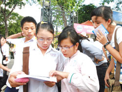 Vất vả với đề thi