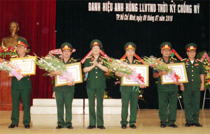 Đón nhận danh hiệu Anh hùng LLVT nhân dân cho 5 tập thể, cá nhân