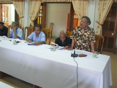 Người gom cành về cội