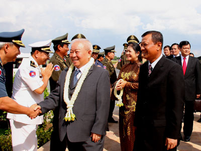 Quân đội Hoàng gia Cam-pu-chia đón chào Đoàn cán bộ cấp cao quân đội ta
