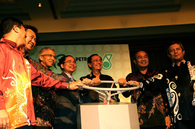 Khai thác Dòng dầu đầu tiên ngoài khơi Malaysia