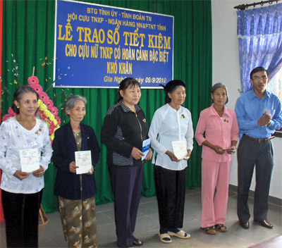 Tặng sổ tiết kiệm cho nữ cựu thanh niên xung phong