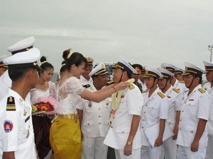 Tàu hải quân Việt Nam thăm hữu nghị Campuchia