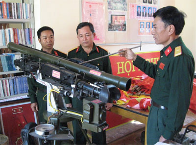 Bộ giá tập ngắm và hiệu chỉnh vũ khí trên xe tăng