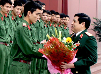 Bộ trưởng Phùng Quang Thanh gặp gỡ, biểu dương các chiến sĩ hoàn thành nghĩa vụ quân sự