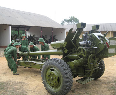 Tập trung huấn luyện sử dụng vũ khí mới và diễn tập trong đội hình binh chủng hợp thành