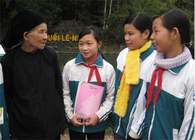 Bài 2: Đây suối Lê-nin, kia núi Mác