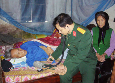 Tình nguyện bên dòng sông Cà Lồ