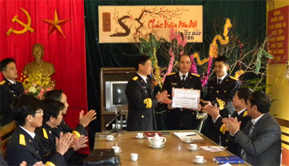 Xuân về bên cánh sóng