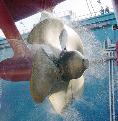 Thay chân vịt cạnh thảm bom B52