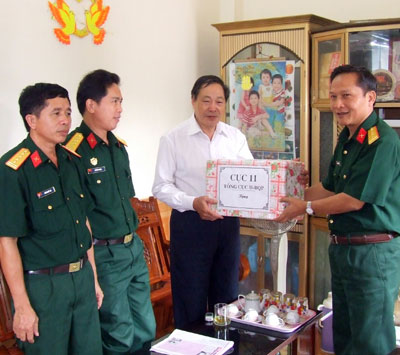 Thăm, tặng quà cựu cán bộ chiến sĩ Đội thuyền 128