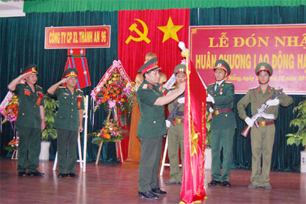 Đón nhận Huân chương Lao động hạng Nhì