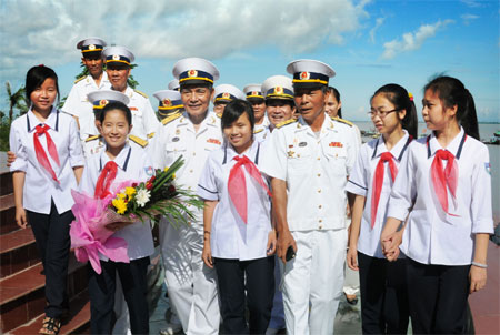 Biển cả và bến bờ giục giã