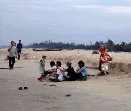 Nạn “cái bang nhí” ở biển Tam Thanh