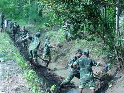 Gần 500 cán bộ, chiến sĩ giúp dân khắc phục hậu quả lũ lụt