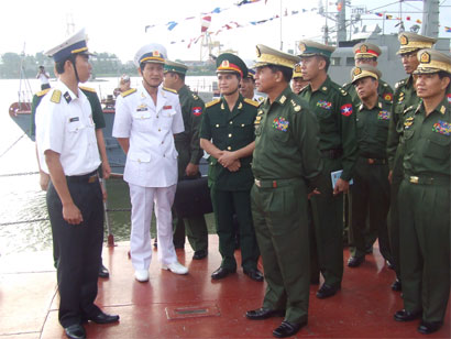 Tổng Tư lệnh các lực lượng vũ trang Mi-an-ma thăm Vùng 3 Hải quân