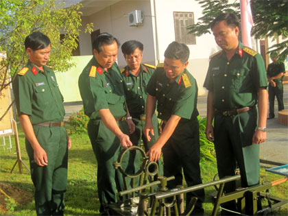 Dụng cụ tháo lắp giảm tốc sườn xe thiết giáp nơi dã ngoại