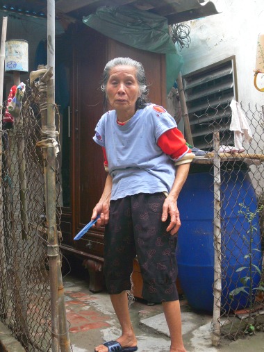 Bà lão ăn xin và đứa cháu nuôi