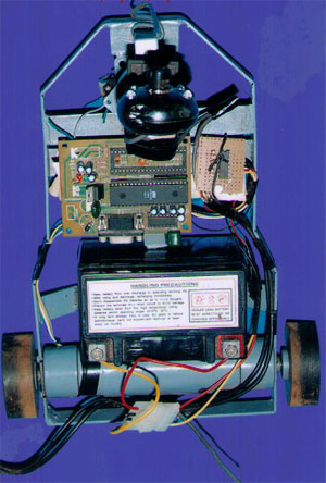 Rô-bốt kiểm tra hòm vũ khí, đạn