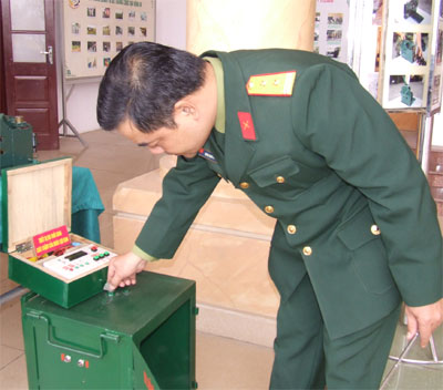 Thiết bị đo thời gian giữ chậm ngòi nổ lựu đạn