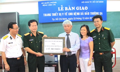 Tặng thiết bị y tế trị giá 1,4 tỷ đồng cho đảo Trường Sa Lớn