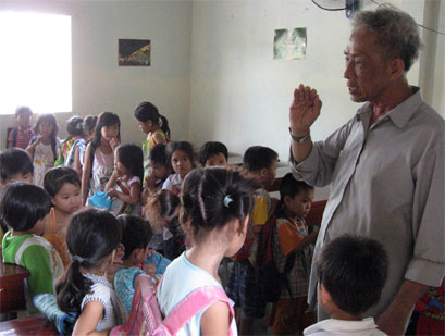 Có ông bà Tư dạy trẻ nghèo... đi khỏi lạc