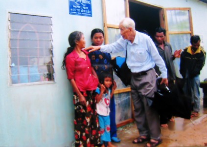 Người mang mùa xuân đến buôn làng