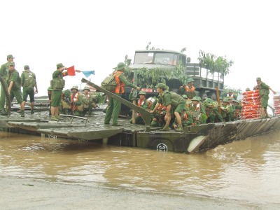 Chớp thời cơ, tạo bất ngờ xung phong đánh địch