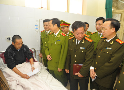 Thăm và tặng quà 3 cán bộ công an bị côn đồ tấn công