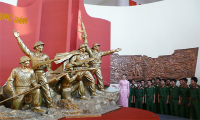 “Tiếp lửa” truyền thống lịch sử cho chiến sĩ mới