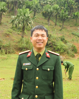 Phía sau anh là màu xanh sự sống