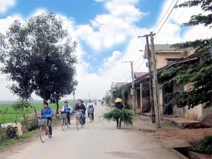 Tháng Tư trên đường quê