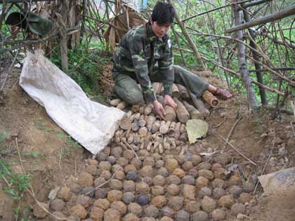 Rà phá bom mìn trên đỉnh Trường Sơn