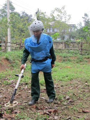 Chế tạo máy dò mìn kim loại