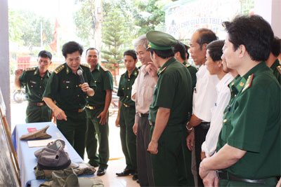 Khai mạc triển lãm về tình đoàn kết quân dân