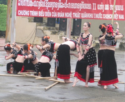 Hát trên xứ sở Triệu Voi