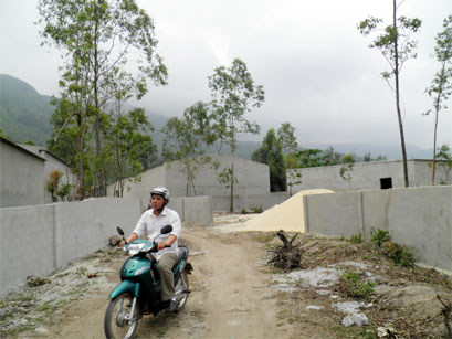 Đua nhau xây nhà chờ đền bù