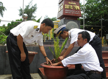 Những món quà mang nặng “tình yêu Tổ quốc”