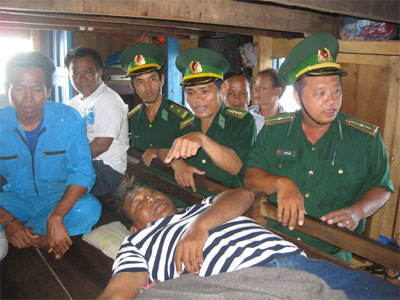 Cứu 10 thủy thủ nước ngoài bị nạn trên biển