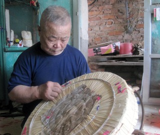 Người thương binh phục hồi nón thúng quai thao