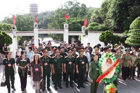 Dâng hương tại khu mộ 10 liệt sĩ thanh niên xung phong Ngã ba Đồng Lộc