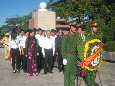 Ủy ban Mặt trận Tổ quốc Việt Nam viếng Nghĩa trang liệt sĩ Ba Dốc