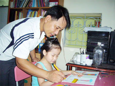 Con muốn viết chữ đẹp như bố Tuấn!