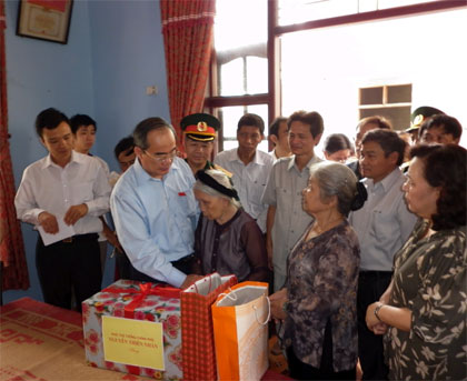 Phó thủ tướng Nguyễn Thiện Nhân thăm, tặng quà các gia đình thương binh, liệt sĩ trên địa bàn Hà Nội