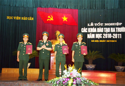 Đại tướng Phùng Quang Thanh dự lễ bế giảng các khóa đào tạo tại Học viện Hậu cần