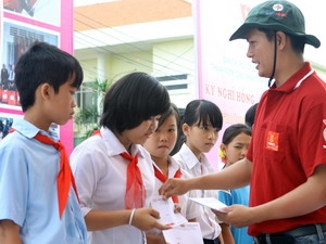 Trao 100 suất học bổng Khăn quàng đỏ đến trường