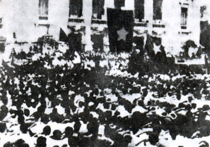 Người tung cờ đỏ sao vàng ở Nhà hát Lớn